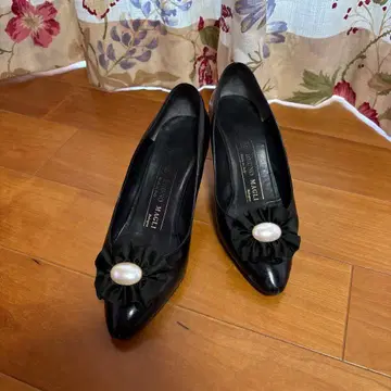 BRUNO MAGLI 블랙 하이힐 펌프스 펄 장식