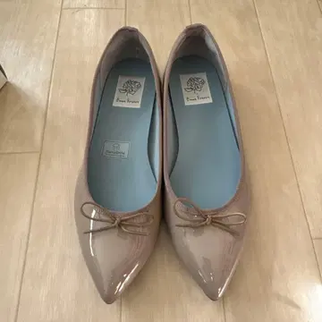 베이지 에나멜 플랫슈즈 리본 포함