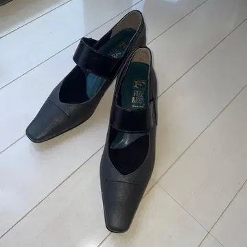 피즈 리벤 스트랩 펌프스 블랙