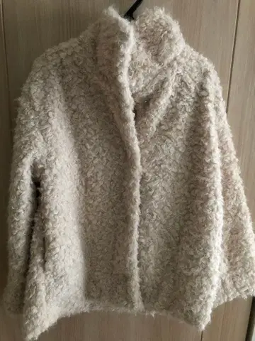 크림색 보아 코트