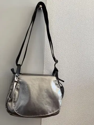 잭 밴딩 라이트 미니 숄더백 메탈 (실버색)