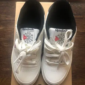 리복 클래식 화이트 스니커즈