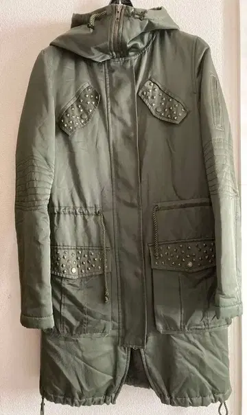 스터드 장식 올리브 그린 코트