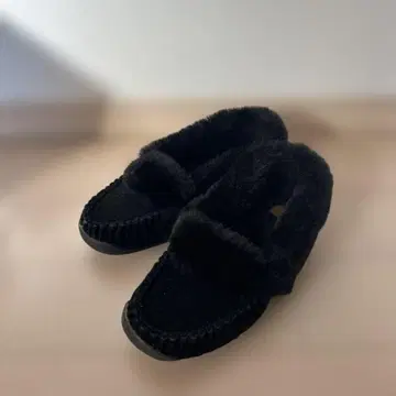 ROXY 블랙 퍼 모카신