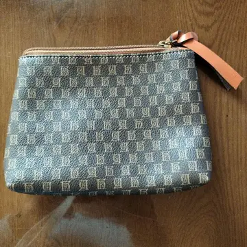 로고 패턴 브라운 가죽 파우치