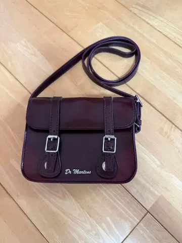 닥터마틴 숄더백 와인 브라운