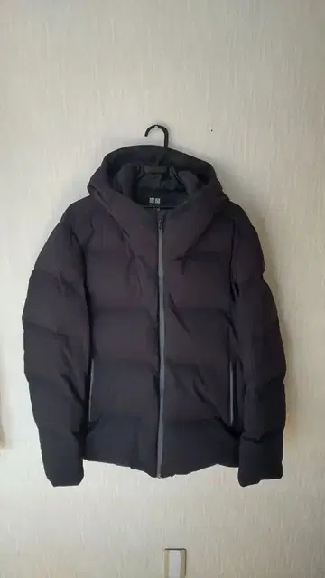 유니클로 심리스 다운 후드티 블랙 XL