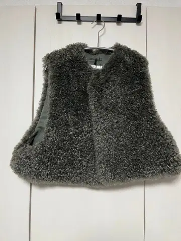 HYKE FAUX SHEARLING CROPPED VEST 미사용품