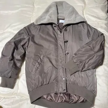 퍼가 달린 그레이 다운 자켓