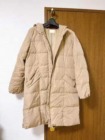 그로브 베이지 후드 부착 롱 다운 자켓 골드 금장 장식