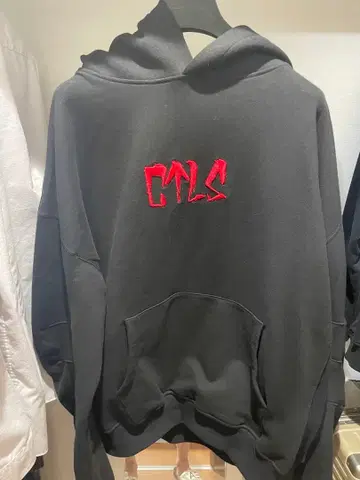 블랙 후드티와 팬츠 세트