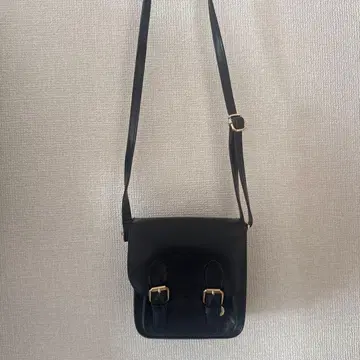 블랙 숄더백 골드 금장 장식 포함