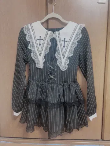 크로스 자수 3단 프릴 셋업