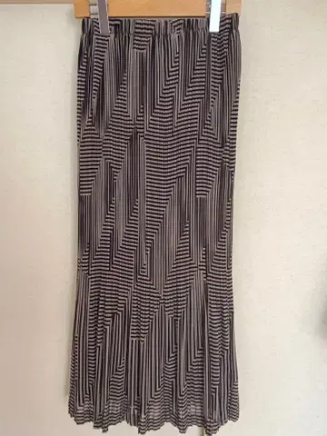 레지앙스 기하학 패턴 플리츠 스커트 M 사이즈