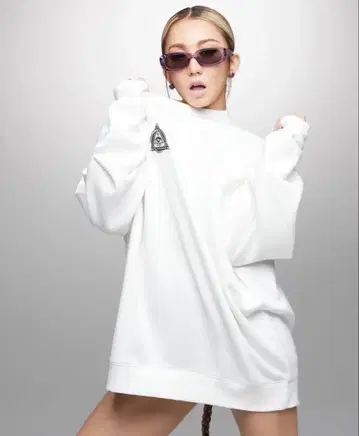 코다 쿠미 GYDA 트레이닝복 화이트 맨투맨