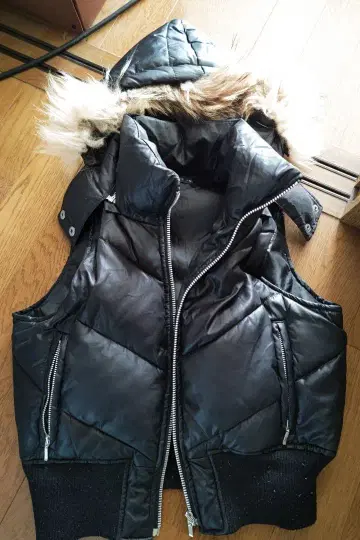 배송비 포함 블랙 다운 베스트 M 사이즈 후드 부착