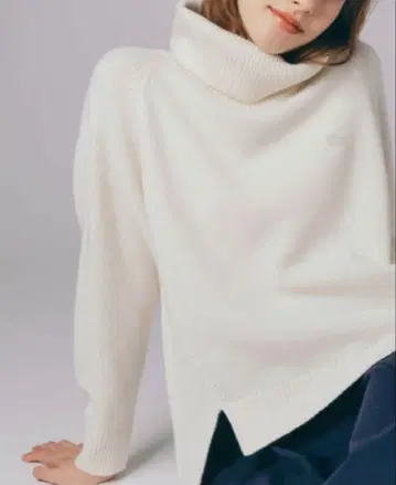 라코스테 미들 게이지 터틀넥 니트 스웨터 화이트