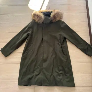 퍼 달린 올리브 그린 모즈 코트