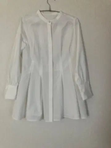 [ 새상품 ] 미셸 크라운 롱 블라우스 (화이트 얇은 소재)