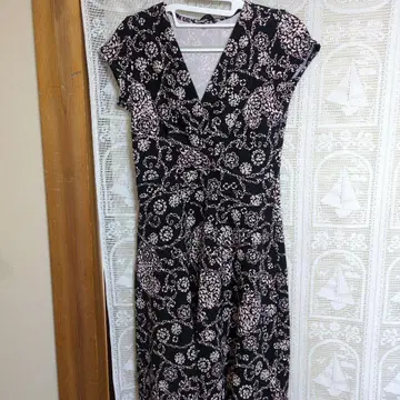 EGERIE [ 새상품 ] 블랙과 핑크 꽃무늬 랩 원피스