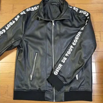 블랙 가죽 자켓 화이트 로고