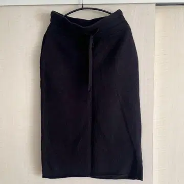 RYZ TENDER 블랙 타이트 스커트 뒷면 포켓 부착