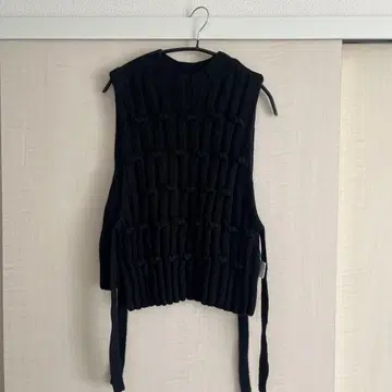 블랙 니트 베스트 매듭 디자인