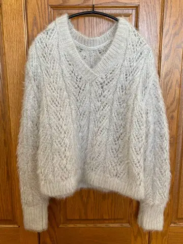 스트로베리 필드 모헤어풍 레이스 편직 V넥 스웨터