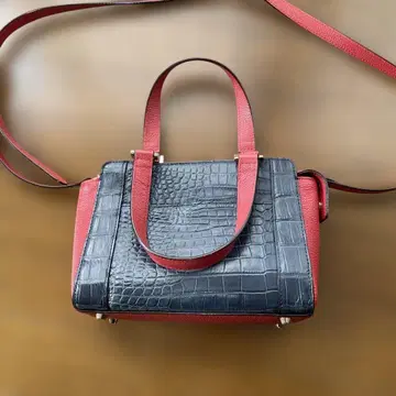 빨간색과 검은색 크로커다일풍 핸드백