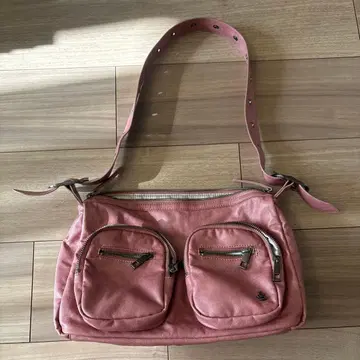 핑크 숄더백 프론트 포켓 부착