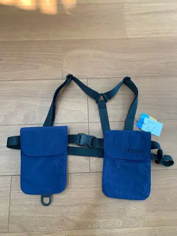 HOLIDAY 바디백 네이비