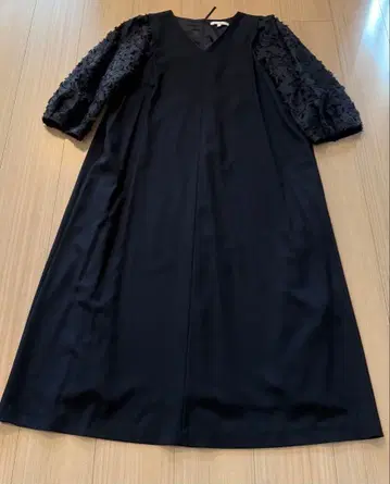 자유구 퍼프 슬리브 원피스