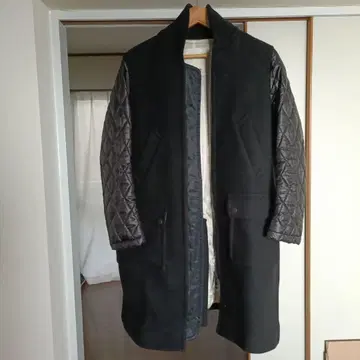 블랙 세미 롱 코트 퀼팅 소매 스완 레이크