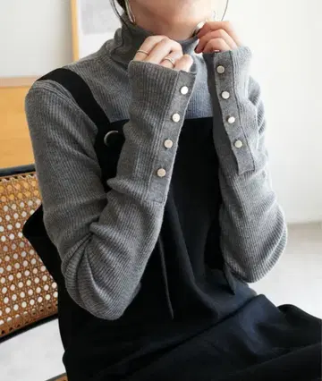 DISCOAT 리바이벌 리브 소매 버튼 터틀넥 풀오버 그레이