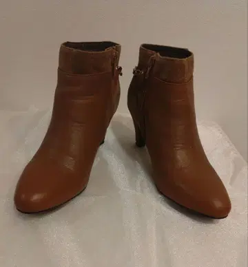 브라운 스웨이드 리본 포함 부츠