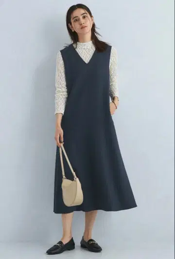 그린 라벨 릴랙싱 V넥 원피스 네이비