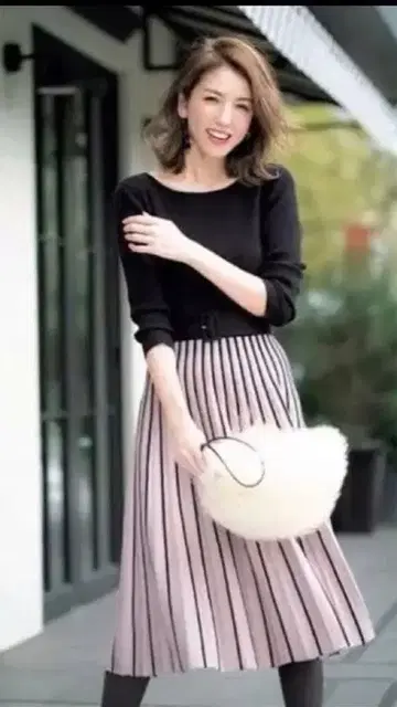 저스길리티 배색 플리츠 니트 원피스