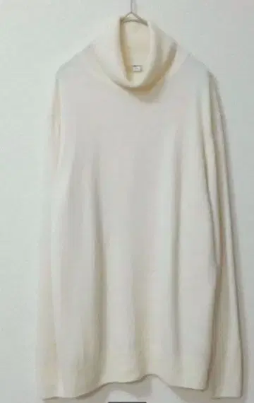 [새상품급] 유니클로 캐시미어 터틀넥 니트 L 사이즈 클리닝 완료