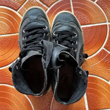 PUMA 블랙 하이컷 스니커즈 24cm