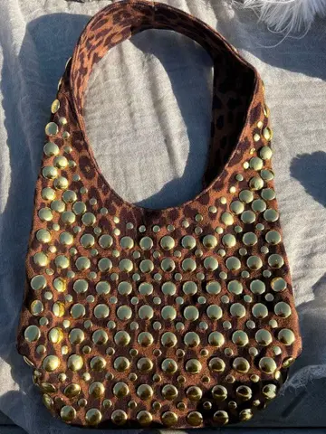 레오파드 무늬 스터드 핸드백