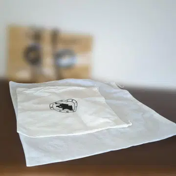 화이트 컬러 파우치 블랙 로고 부착 수납 편리