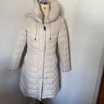 료코 키쿠치 후드 부착 롱 다운 자켓 라이트 베이지