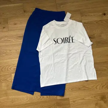 DISCOAT T셔츠와 블루스커트 세트