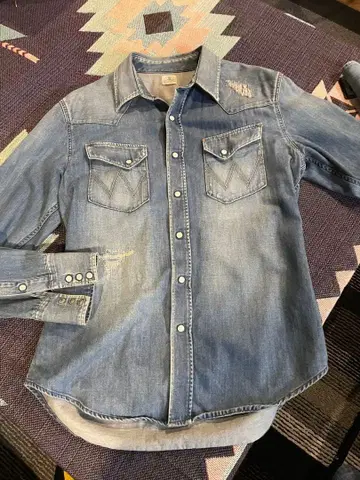 Wrangler 데님 셔츠 분위기 발군