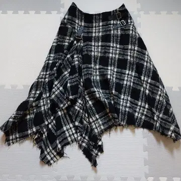 PINK HOUSES 타탄 체크 패턴 비대칭 스커트 (블랙)