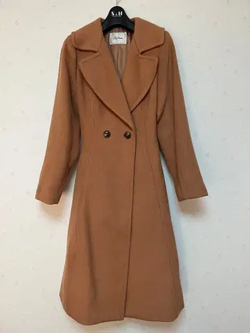 릴리 브라운 허리 벨트가 있는 베이지 더블 브레스트 롱 코트