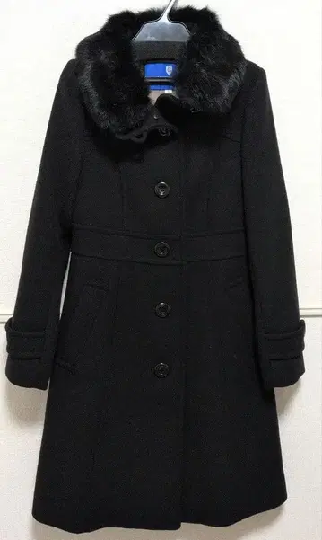 퍼 달린 블랙 롱 코트