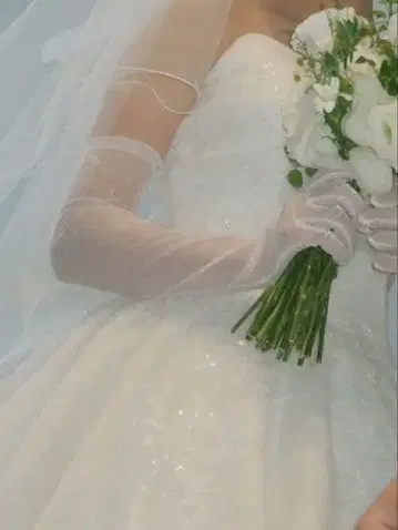 화이트 롱 웨딩 그로브