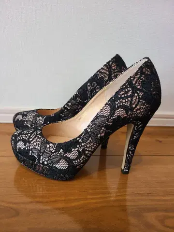 블랙 레이스 오픈토 하이힐 펌프스