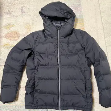 유니클로 심리스 다운 후드티 블랙 XL